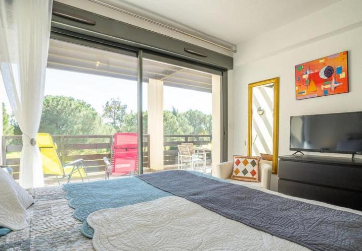 Vert Paradis - Vue Apaisante Sur Golf, Pins Parasols, 2E Etage - 80 M2 Dont Terrasse Avec Pergola, 2 Chambres, 3Et Iles, 3 Clim, Wifi - Piscine, Parking Et Park A Velos, Ascenseur - En Option Linge, Menage - Pistes Cyclables, Mer A Proximite سان سيبريان المظهر الخارجي الصورة